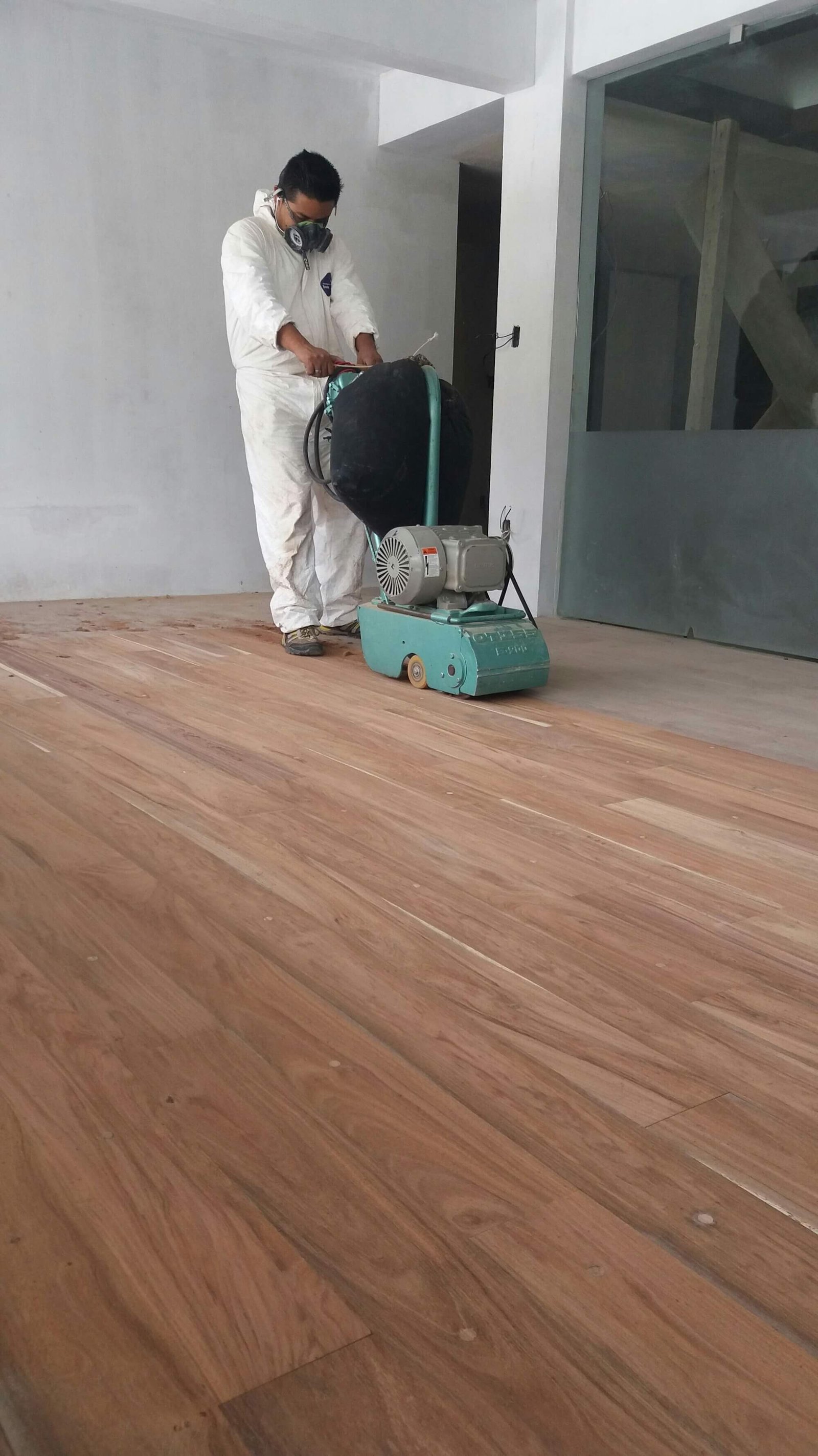 Pulido de piso de madera de encino wp image 704540113jpg