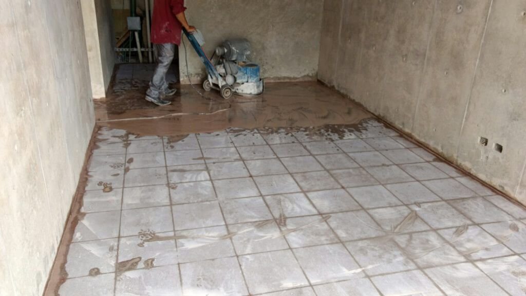 desbastado y pulido de piso de granito nuevo